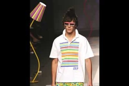 Conjunto de pantalón corto en topos y camiseta a raya, de la línea masculina.