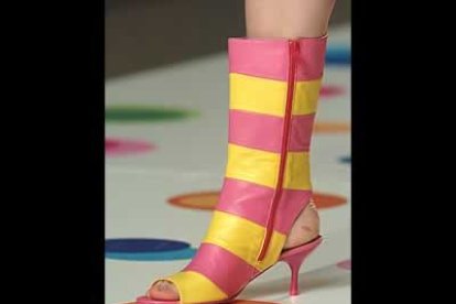 Uno de los complementos más destacados fue esta bota-sandalia, destalonada, en piel fucsia y amarilla.