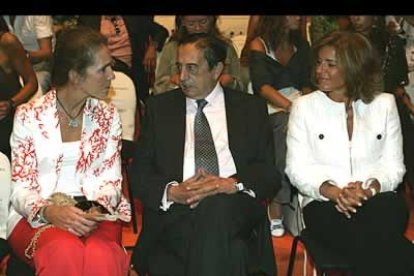 La infanta Elena, con el director general de Ifema, Fermín Lucas, y la concejala del Ayuntamiento de Madrid, Ana Botella, al inicio de la pasarela de Schlesser.