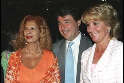 La diputada socialista Carmen Alborch, el vicepresidente primero de la CAM, José Ignacio González y la presdienta de la Comunidad de Madrid, Esperanza Aguirre, al inicio del desfile de Montesinos.