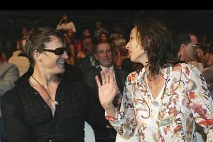 El bailarín y coreógrafo Nacho Duato conversa con Paola Dominguín al inicio de uno de los desfiles.