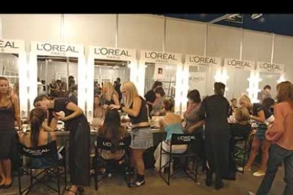 La actividad en la sala de maquillaje del «backstage», durante los preparativos para el primer desfile, es frenética.