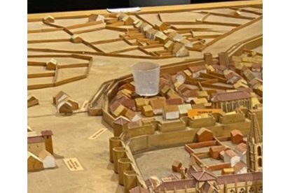Vaso sobre la maqueta de Ponga para recoger el agua de la gotera. DL