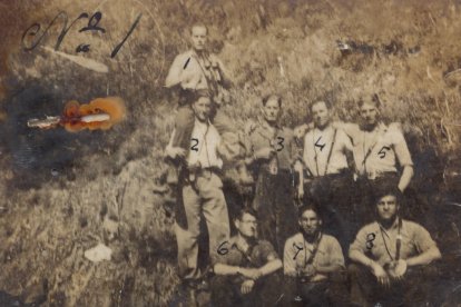 Fotografía extraída de un expediente militar del Archivo de Ferrol con algunos de los guerrilleros que en abril de 1942 participaron en el Congreso de la Federación de Guerrillas León-Galicia en los montes de Ferradillo. Abel Ares, con el número dos lleva a hombros a Guillermo Morán, con el número uno. César Ríos es el número tres, el palentino Antolín Murias es el cuatro y Arcadio Ríos, hermano de César, el cinco. Agachados, el asturiano Marcelino Fernández 'El Gafas' (seis), Abelardo Macías (siete) e Hilario Álvarez Méndez (ocho). ARCHIVO FERROL. CORTESÍA SPUTNIK LABREGO