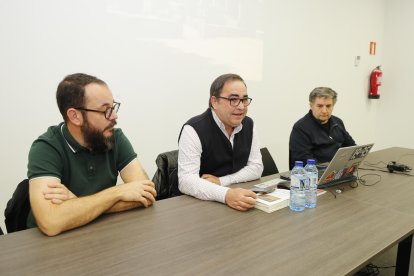 El historiador Alejandro Rodríguez, el alcalde de Carucedo, Alfonso Fernández, y Dionisio Pereira, este sábado en la Casa del Parque de Las Médulas en Carucedo, sede las jornadas sobre la Federación de Guerrillas León-Galicia. L.DE LA MATA