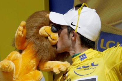 Contador ha mantenido el liderato con 23 segundos de ventaja sobre Cadel Evans. En París, será coronado ganador de otra polémica edición del Tour de Francia.