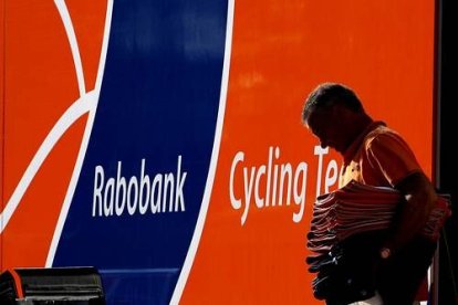 El equipo Rabobak ha optado por eliminar de la carrera al danés que milita en sus filas, Michael Rasmussen. La sombra del dopaje planea sobre el corredor tras mentir en reiteradas ocasiones a su equipo y eludir varios controles antidopaje.