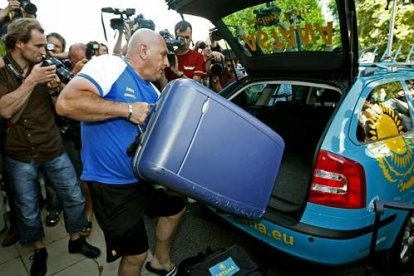 El Astana confirma el positivo de Vinokourov y abandona el Tour  Vinokourov dio positivo tras la contrarreloj del Tour de Francia, celebrada el sábado, en la que resultó vencedor. Este positivo ha sido ha confirmado hoy su equipo, el Astana, que además ha abandonado el Tour.