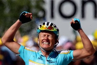 Vinokourov ha vuelto a ganar en el Tour después de su gran crisis en la primera etapa de Pirineos. El Kazajo ha vuelto a demostrar su espíritu indomable al vencer tras una larga escapada.