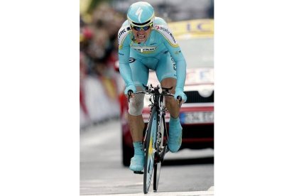 Vinokourov se esforzó al máximo en la contrarreloj de 54 kilómetros y dio una lección de fuerza y pundonor ante todos los favoritos al triunfo final.