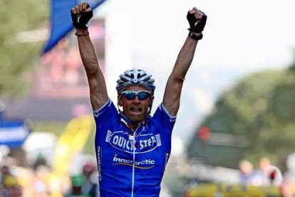 El francés Cédric Vasseur, del Quickstep, ha superado a sus cuatro compañeros de fuga y ha firmado la primera escapada con éxito del Tour y el primer triunfo local de la ronda gala en la décima etapa, disputada entre Tallard y Marsella, de 229 kilómetros de recorrido, con un tiempo de 5h20.24.