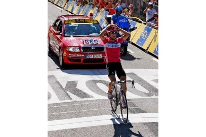 La victoria oficial fue para un alemán, Linus Gerdemann (T-Mobile), nuevo líder de la carrera.