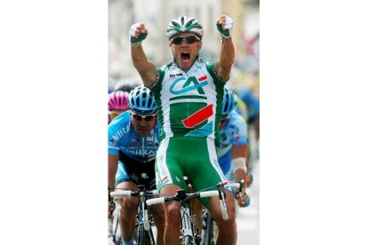 El noruego Thor Hushovd se ha hecho con el triunfo parcial en la etapa, imponiéndose en el esprint a un Óscar Freire que acabó tercero.