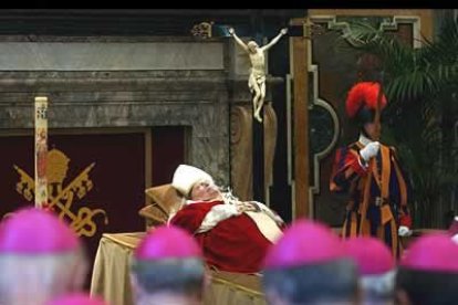 El cuerpo de Juan Pablo II es honrado por la Curia romana y las principales autoridades italianas.