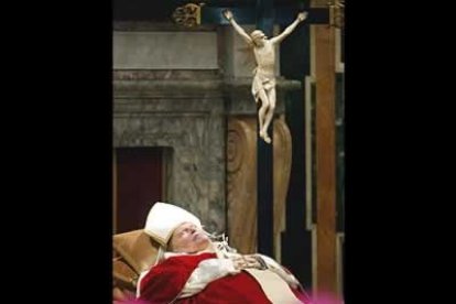 El cuerpo de Karol Wojtyla lleva una vestidura blanca sobre la cual lleva la casulla de color rojo, que simboliza el luto en la Curia vaticana y con la mitra blanca sobre la cabeza.