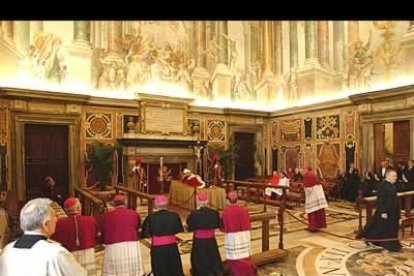 En la sala están presentes altos cargos de la Curia vaticana, encabezados por el camarlengo, el español Eduardo Martínez Somalo.