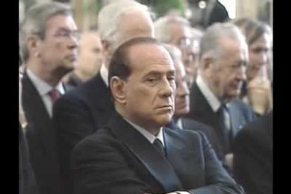El primer ministro italiano, Silvio Berlusconi, también está presente en este acto solemne.