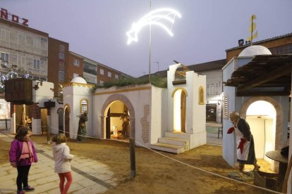En las imágenes que ilustran estas páginas se puede apreciar el arco circular que da entrada al mercadillo navideño, la Coral Coyantina y el Coro Infantil de Ceip Bernardino Pérez cantando villancicos, el ramo leonés instalado delante de la iglesia, el belén de la plaza Mayor, un detalle de la fachada del Ayuntamiento y varias personas disfrutando del mercadillo. RAMIRO / MEDINA