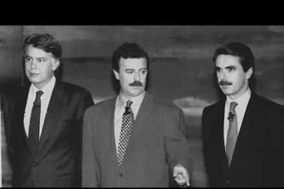 En ese año, el PSOE se enfrentó al pujante Partido Popular de José María Aznar. Vencieron los socialistas, pero perdieron la mayoría absoluta.