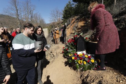 Pepe Álvarez de Paz mandó labrar la piedra con versos que habla de las estrellas fugitivas de la sierra de Gistredo un año antes de morir. L.DE LA MATA