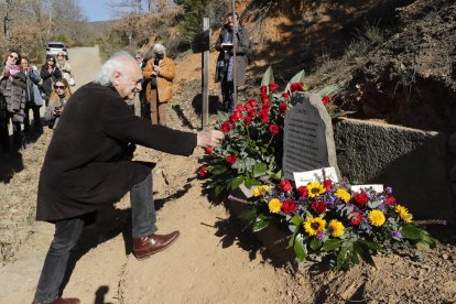 Rosas rojas y flores amarillas, ante la piedra con los versos de Álvarez de Paz. Amancio Prada leyó versos como este sobre las prisas 