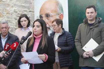 El homenaje organizado por la agrupación socialista de Ponferrada había comenzado a media mañana ante la casa donde vivió Pepe Álvarez de Paz en Noceda. En la imagen, el alcalde de Noceda, Manuel Gómez, la diputada nacional Andrea Fernández, la procuradora Nuria Rubio, ante el micrófono, la senadora Carmen Morán y el diputado y secretario provincial del PSOE, Javier Cendón. L.DE LA MATA