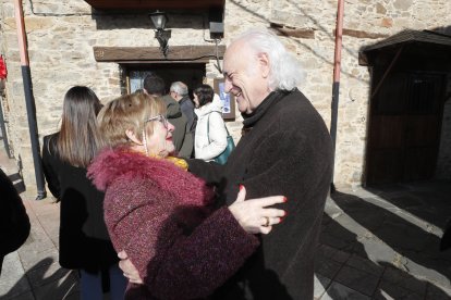 Y emotivo el abrazo de Amancio Prada a la viuda de Pepe, Teresa. L.DE LA MATA