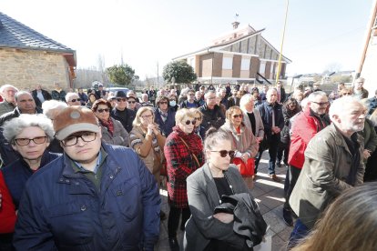 El homenaje fue multitudinario. Vecinos de Noceda y compañeros del PSOE que compartieron labores parlamentarias con Pepe Álvarez de Paz. L.DE LA MATA