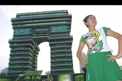 Este es uno de los homenajes que desde el Festival de la Cerveza de Dalian, al noreste de China, se brinda en estos días a la más rubia de las bebidas. Se trata de un arco del triunfo hecha de botellines.