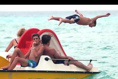 El agobiante calor que sufren en Cuba se vence, en parte, en una de las playas más concurridas del país. Se trata de Santa María, al este de La Habana, donde a diario acuden cientos de personas.