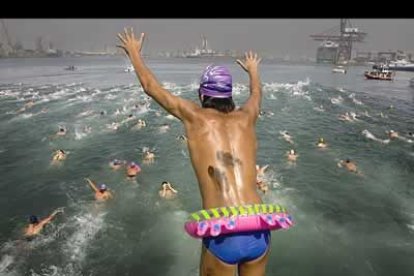 Este joven se dispone a participar en la travesía a nado del puerto de Valencia muy bien preparado, para lo que pueda pasar. Esperemos que este estupendo flotador tenga sistema antitiburones.