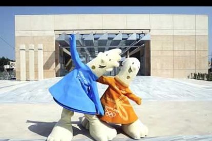 Estos son Phevos y Athenea, los personajes que han sido presentados como mascotas para los próximos juegos olímpicos que se disputarán en Atenas. Graciosos, ¿verdad?
