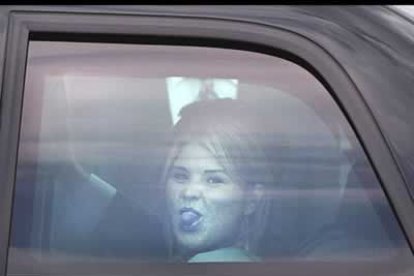 Esta niña tan educadita es, ni más ni menos, que la Jenna Bush, una de las hijas del presidente norteamericano. Así se agradable se muestra ante la presencia de los periodistas.