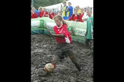 En Alemania se lo pasan así de bien. Tanto es así que han organizado un torneo internacional de fútbol en el barro. En esta ocasión, Dinamarca y Alemania se ven las caras, un poco sucias, en el terreno de juego.