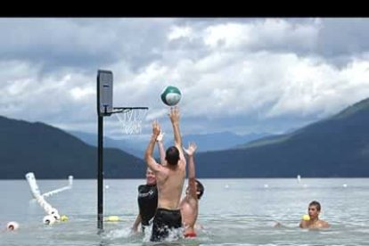 ¿Quien dijo que el deporte hace sudar....? Mojados están, pero no de calor, y todo gracias a la genial idea de trasladar la cancha de baloncesto a las orillas del río.