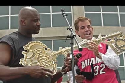 El jugador de baloncesto Shaquille O'Neal recibió en Miami-Dade la llave del condado, y menuda llave, casi que no le cabe en el bolsillo.