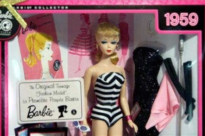 Con motivo del 50 aniversario del nacimiento de Barbie, la empresa Mattel le rinde homenaje con la reedición de los modelos más destacados de la muñeca, como la Barbie Superestar, la primera que fue comercializada en España. EFE/ Andreu Dalmau.