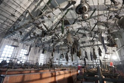 Parte de las instalaciones del emblemático Pozo Julia, en la que cuelgan del techo los monos que los mineros se dejaron al salir.