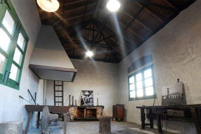 La recientemente restaurada fragua del Pozo Julia.