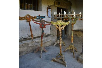 Los ramos tradicionales de Omaña que se conservan en el municipio de Riello tienen más de cien años de antigüedad. Algunos han sido restaurados y otros conservan pigmentos originales. Los de Santibáñez de Arienza y Villayuste se pueden ver en Riello y La Omañuela en su ambiente original. La ruta guiada comienza en Riello con el Belén artesanal realizado por los vecinos en los años 90 del siglo XX y prosigue por los ramos, el santuario de Pandorado y La Omañuela.  DARÍO ÁLVAREZ BOUZAS.