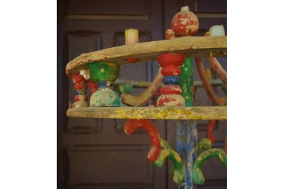 Los ramos tradicionales de Omaña que se conservan en el municipio de Riello tienen más de cien años de antigüedad. Algunos han sido restaurados y otros conservan pigmentos originales. Los de Santibáñez de Arienza y Villayuste se pueden ver en Riello y La Omañuela en su ambiente original. La ruta guiada comienza en Riello con el Belén artesanal realizado por los vecinos en los años 90 del siglo XX y prosigue por los ramos, el santuario de Pandorado y La Omañuela.  DARÍO ÁLVAREZ BOUZAS.