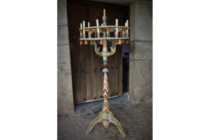 Los ramos tradicionales de Omaña que se conservan en el municipio de Riello tienen más de cien años de antigüedad. Algunos han sido restaurados y otros conservan pigmentos originales. Los de Santibáñez de Arienza y Villayuste se pueden ver en Riello y La Omañuela en su ambiente original. La ruta guiada comienza en Riello con el Belén artesanal realizado por los vecinos en los años 90 del siglo XX y prosigue por los ramos, el santuario de Pandorado y La Omañuela.  DARÍO ÁLVAREZ BOUZAS.