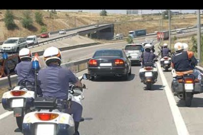El coche que trasladó al jugador se dirigía a gran velocidad y fuertemente escoltado, como si de un gran mandatario se tratara.