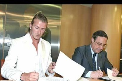 David Beckham y Florentino Pérez, presidente del Real Madrid, durante la firma del contrato que vincula al jugador inglés con el club madrileño.