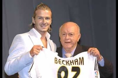 El presidente de honor del Real Madrid, Alfredo Di Stéfano posa con la camiseta del nuevo ídolo del Madrid.