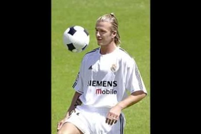 Como es tradición, el nuevo jugador hizo una demostración de sus dotes futbolísticas.