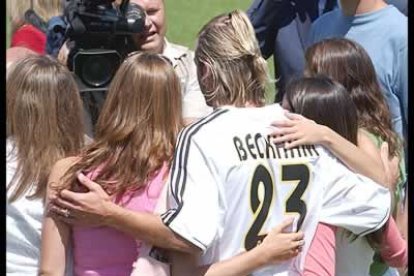 El nuevo número 23 del Real Madrid posó con paciencia con sus admiradoras.