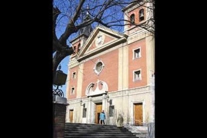 La Basílica, regentada por la familia dominica, está situada en la calle Ciudad de Barcelona y muy cercana al Paseo del Prado.