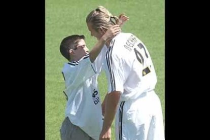 Se da la circunstancia de que este chico hizo la misma hazaña el año pasado durante la presentación de Ronaldo.
