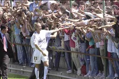 El jugador se mostró en todo momento muy cercano a la afición que le recibió en la ciudad deportiva del Real Madrid.